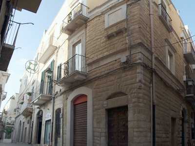 Palazzo Catalano sorge ad angolo tra via Roma e via La Pergola...